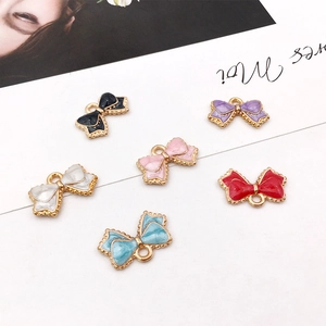Pendentifs nœuds en émail six couleurs pour bijoux DIY avec bordure perlée dorée