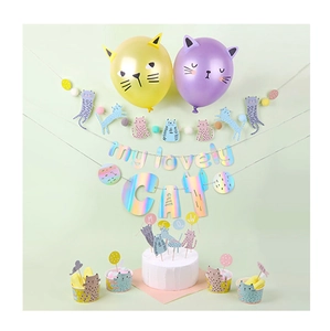 Dettagli decorazioni per festa a tema gatto con striscioni macaron e topper per torte