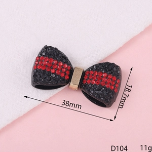 Detail of D104 bow-shaped jewelry with black rhinestones and 38mm size measurement