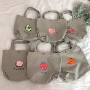 Details von Canvas-Tragetaschen mit 6 Fruchtmotiven wie Avocado und Erdbeere