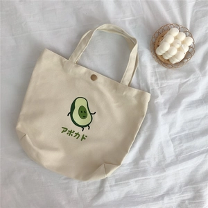 Detail der Segeltuchtasche mit Avocado-Druck und sicherem Metall-Druckknopfverschluss