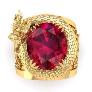 Anillo de dragón dorado con piedra roja ovalada y texturas de escamas en fondo blanco