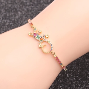 Bracelet gecko à la mode plaqué or avec des pierres de zircon colorées au poignet du modèle