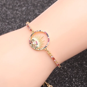 Goldenes Evil Eye Armband für Damen und Herren mit bunten Zirkonsteinen am Modell getragen