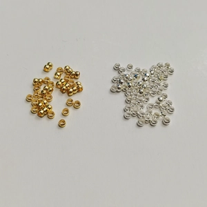 Macro-opname van 2mm gouden en zilveren kralen voor DIY-sieraden accessoires