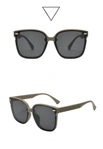Détail de lunettes de soleil carrées oversize avec monture café clair et branches matelassées