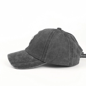 Dettaglio del cappellino da baseball in denim lavato con scritta EDITH sul cinturino posteriore