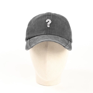 Dettaglio cappello da baseball in tela lavata con ricamo 3D bianco del punto interrogativo