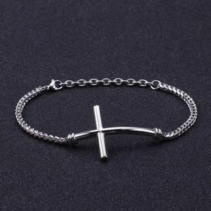 Minimalistische zilveren roestvrijstalen herenarmband met kruis op zwarte ondergrond