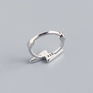 Orecchino a cerchio mini fulmine in argento sterling S925 con incisione del marchio
