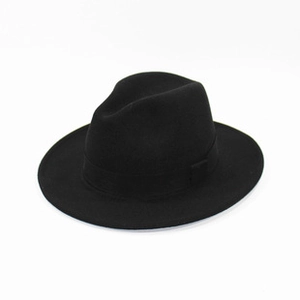 Gros plan d'un chapeau Fedora classique en feutre de laine noir avec ruban décoratif