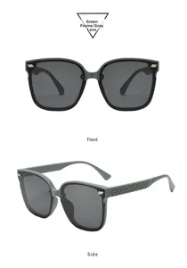 Détail des lunettes de soleil carrées avec monture bicolore verte et noire et texture tressée
