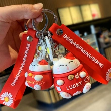 Dettaglio custodia Lucky Cat in silicone rosso con cinturino margherita e scritta LUCKY