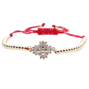 Armband mit Mikro-Zirkon-Kreuz, rotem geflochtenem Seil und Goldperlen auf weißem Grund
