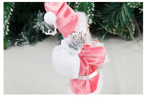 Détail du Père Noël en velours rose avec ceinture argentée et sequins brillants