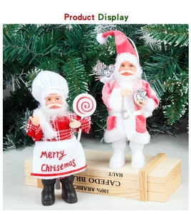 Détail du Père Noël chef et figurines en peluche rose sur boîte en bois décorative