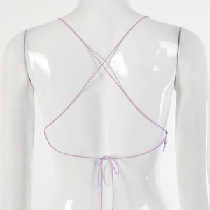 Détail du crop top violet dos nu avec fines bretelles croisées et laçage au dos