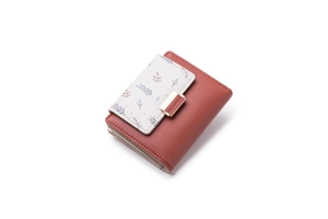 Detail of the golden henna buckle on the red-brown and beige patterned PU leather wallet