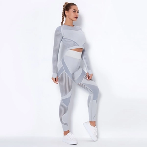 Dettaglio del set yoga grigio chiaro senza cuciture con trama a coste e pannelli in mesh