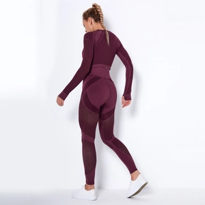 Dettaglio del completo yoga bordeaux senza cuciture con inserti in mesh sulla schiena