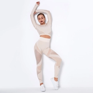 Dettaglio del design a rete senza cuciture sul set da yoga beige a maniche lunghe