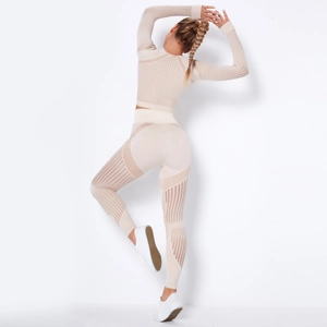 Dettaglio del set yoga beige senza cuciture con pannelli in rete e vestibilità vista posteriore