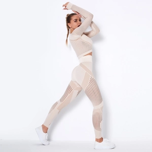 Dettaglio del set yoga beige con trama a costine e strisce traforate traspiranti sul tessuto