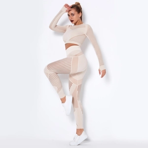 Dettaglio della texture in maglia e del design senza cuciture del set da yoga beige donna