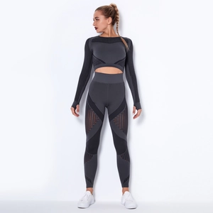 Dettaglio del set yoga grigio antracite con asole per i pollici e design a rete traforata
