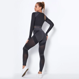 Dettaglio posteriore del set yoga grigio scuro con inserti in mesh traspirante e coste