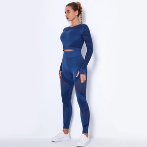 Dettaglio del set yoga blu scuro con rete traforata traspirante e leggings a vita alta