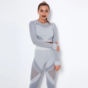 Ensemble de fitness gris pour femme avec mesh respirant et texture côtelée sans couture