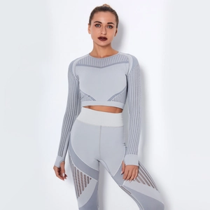 Détail de l'ensemble yoga sans couture montrant le mesh respirant et le tricot rayé