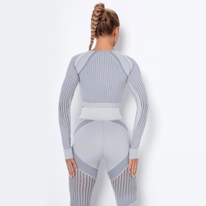 Détail d'un ensemble de sport gris côtelé sans couture montrant le tissu et les lignes