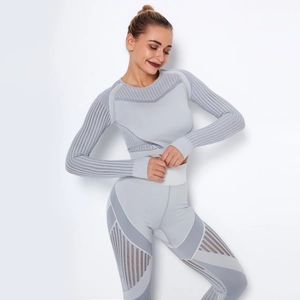 Dettaglio del completo yoga grigio senza cuciture con mesh traspirante e tessuto a coste