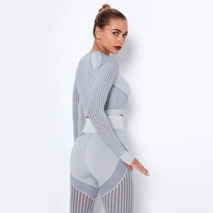 Détail du haut à manches longues sans couture gris et legging avec texture côtelée