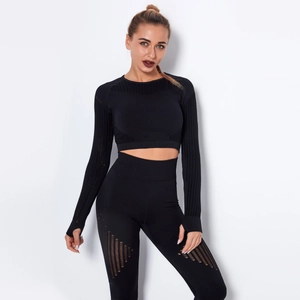 Détails de l'ensemble de yoga noir sans couture avec découpes laser aux manches et aux jambes