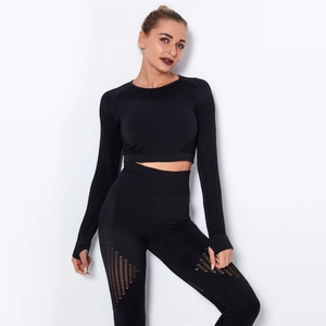 Détails de la maille et design sans couture sur le haut court à manches longues noir