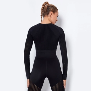 Détail du haut de yoga noir sans couture avec design ajouré respirant et texture côtelée dos