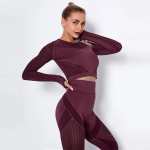 Détail d'un haut de yoga sans couture à manches longues violet et legging à maille côtelée