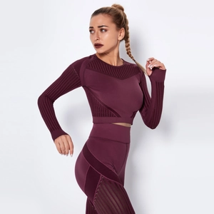 Détail d'un ensemble de yoga bordeaux sans couture avec texture côtelée et maille aérée