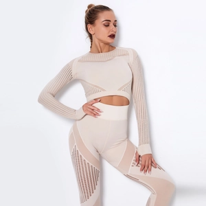 Détails de la maille sans couture et des motifs rayés sur l'ensemble de yoga beige