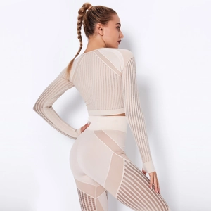 Détail des coutures en maille ajourée sans couture sur le haut de yoga beige