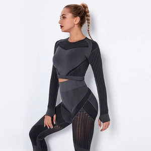 Détail de la maille sans couture et des surpiqûres contrastées du haut et legging de yoga