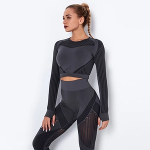 Détail des empiècements en maille ajourée et coutures sans couture sur yoga