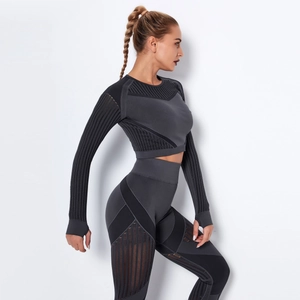 Détail de l'ensemble de yoga gris foncé sans couture avec maille et texture côtelée
