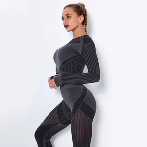 Détail de l'ensemble de yoga gris anthracite avec maille respirante évacuant l'humidité