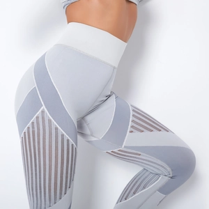 Detailaufnahme der nahtlosen High-Waist-Yogahose mit atmungsaktivem Mesh-Muster