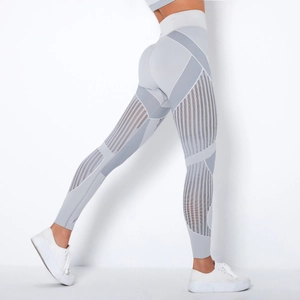 Detail der High-Waist Yoga-Hose mit atmungsaktiven Mesh-Streifen und grauen Einsätzen