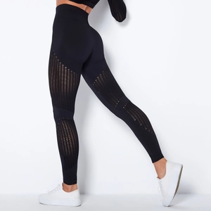 Detail der schwarzen nahtlosen Yoga-Leggings mit atmungsaktiven Mesh-Ausschnitten